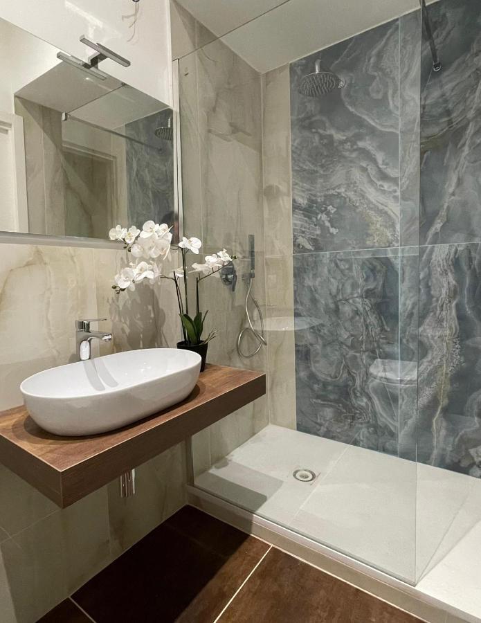 Vomero Suite And Deluxe Room B&B Napoli Bagian luar foto