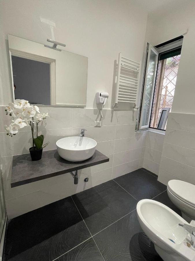 Vomero Suite And Deluxe Room B&B Napoli Bagian luar foto