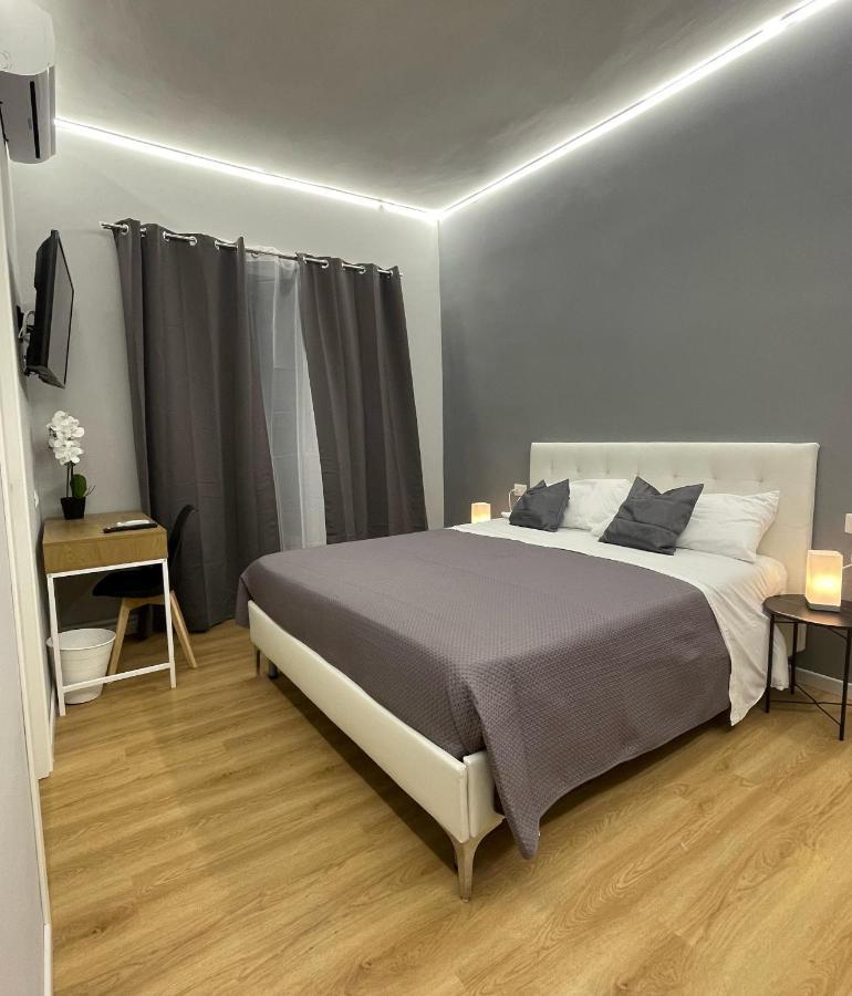 Vomero Suite And Deluxe Room B&B Napoli Bagian luar foto