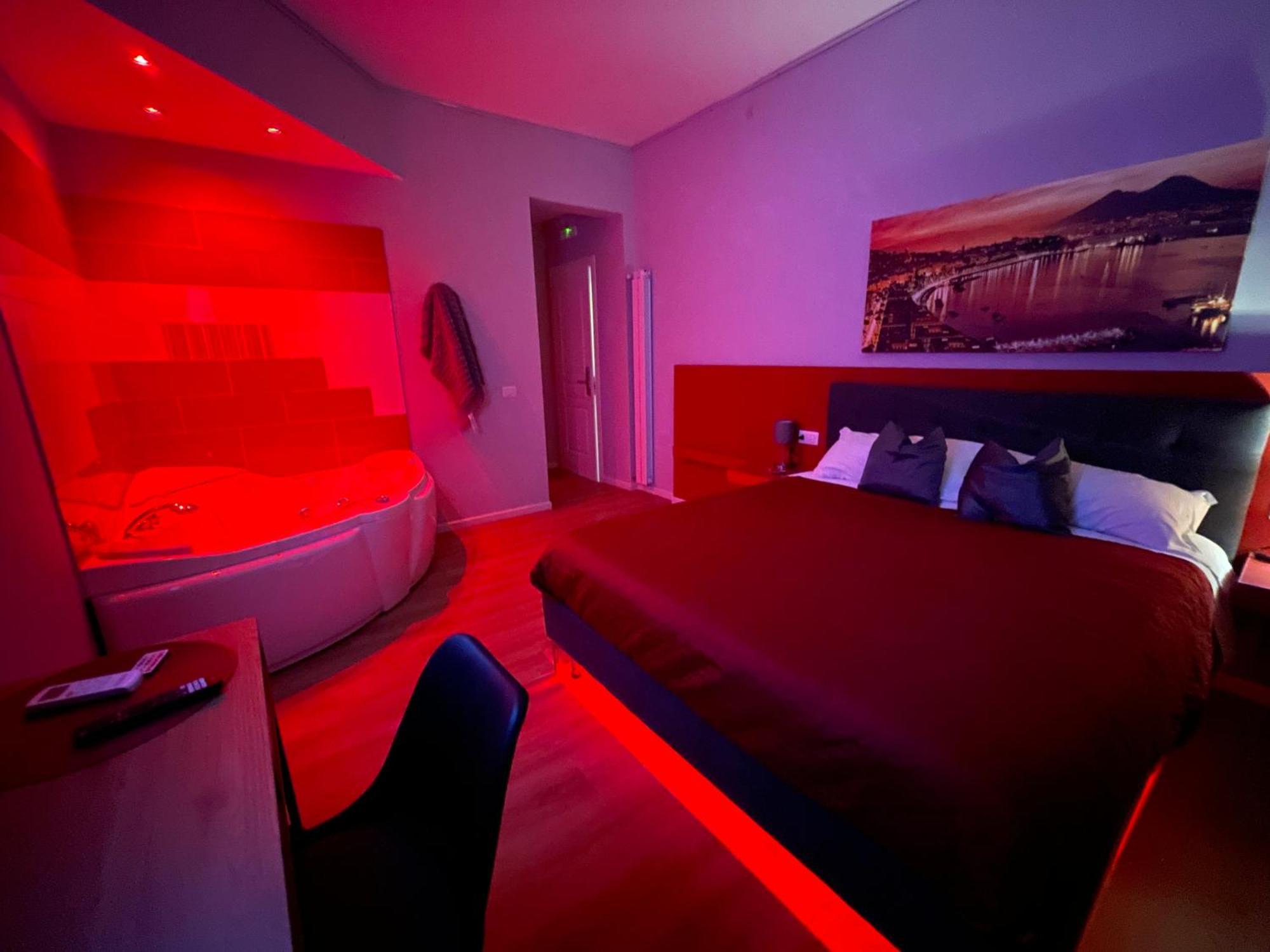 Vomero Suite And Deluxe Room B&B Napoli Bagian luar foto