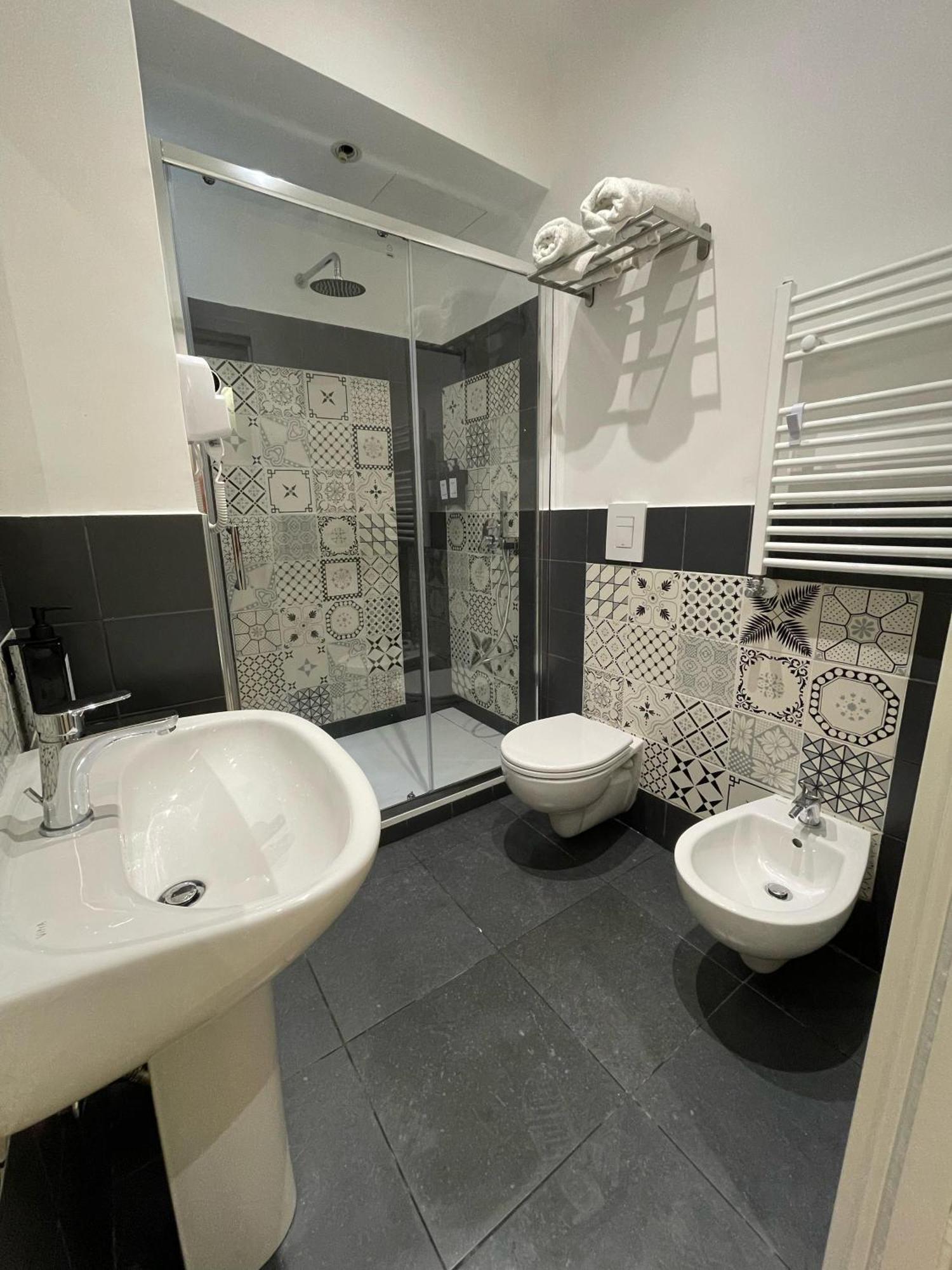 Vomero Suite And Deluxe Room B&B Napoli Bagian luar foto