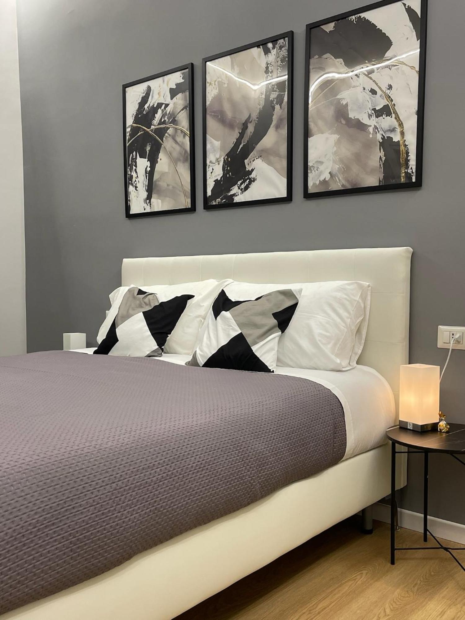 Vomero Suite And Deluxe Room B&B Napoli Bagian luar foto