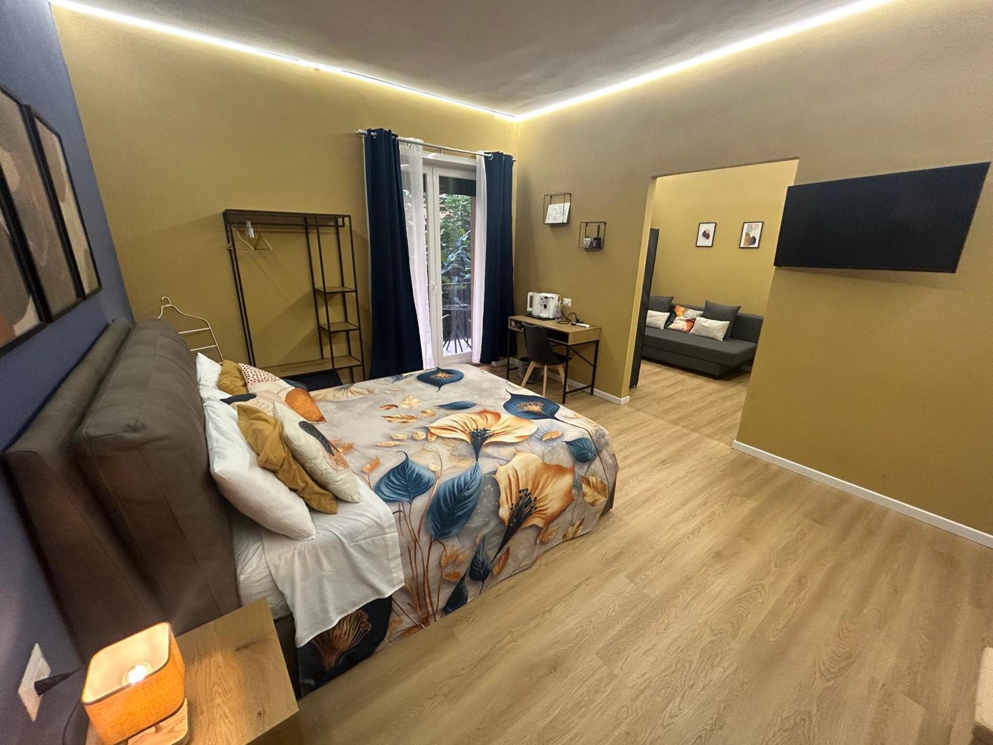 Vomero Suite And Deluxe Room B&B Napoli Bagian luar foto