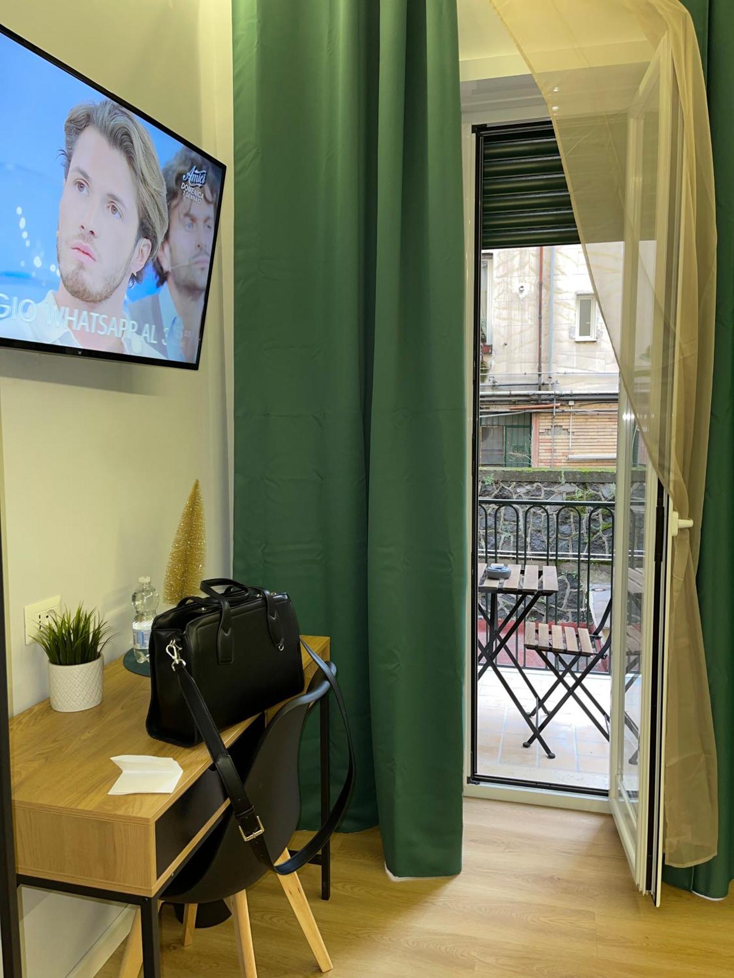 Vomero Suite And Deluxe Room B&B Napoli Bagian luar foto