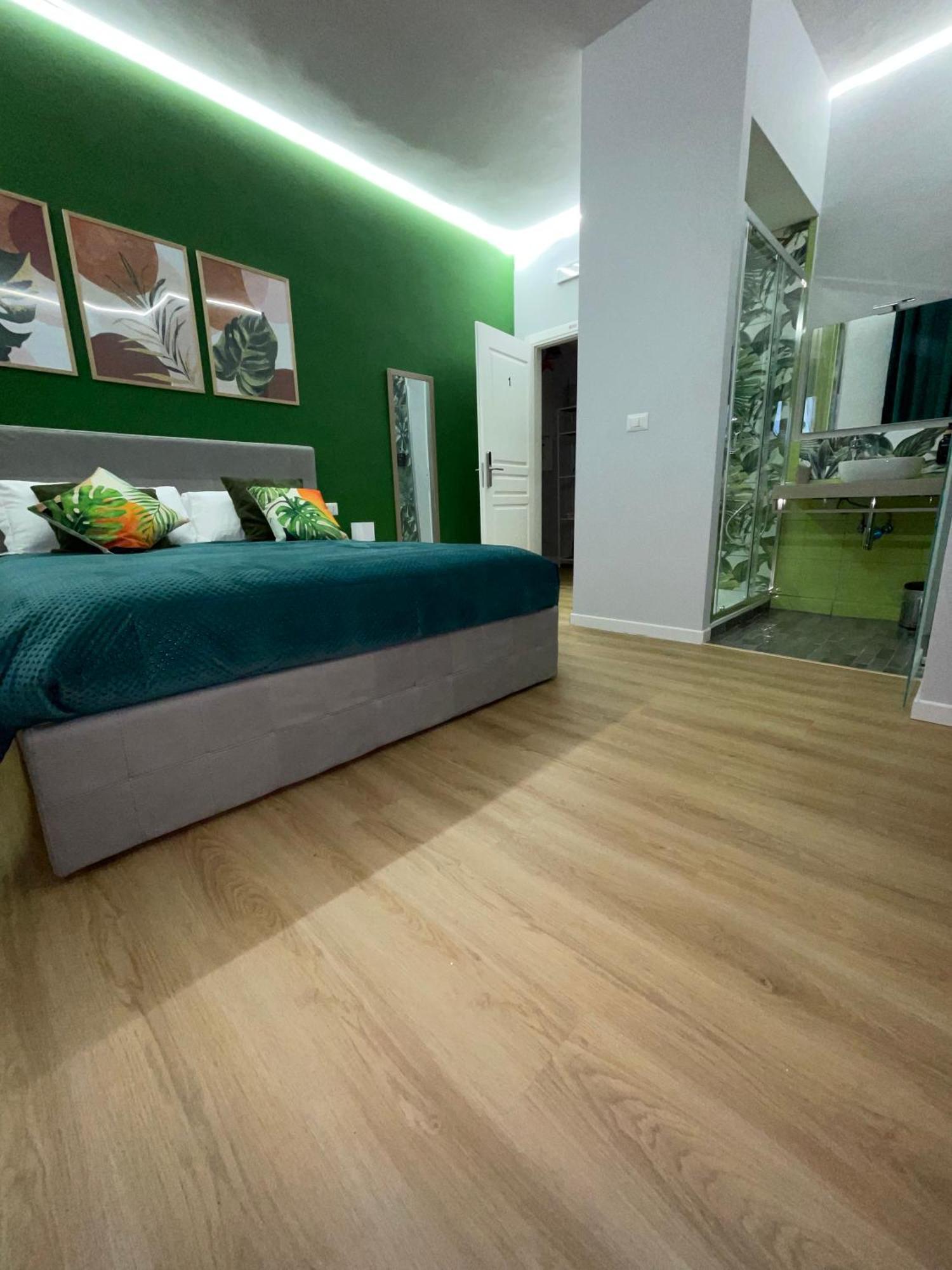 Vomero Suite And Deluxe Room B&B Napoli Bagian luar foto